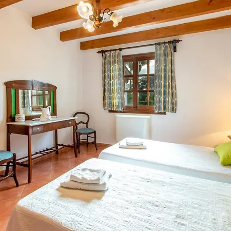 Sleeps 6 With Pool Air Con And Wifi